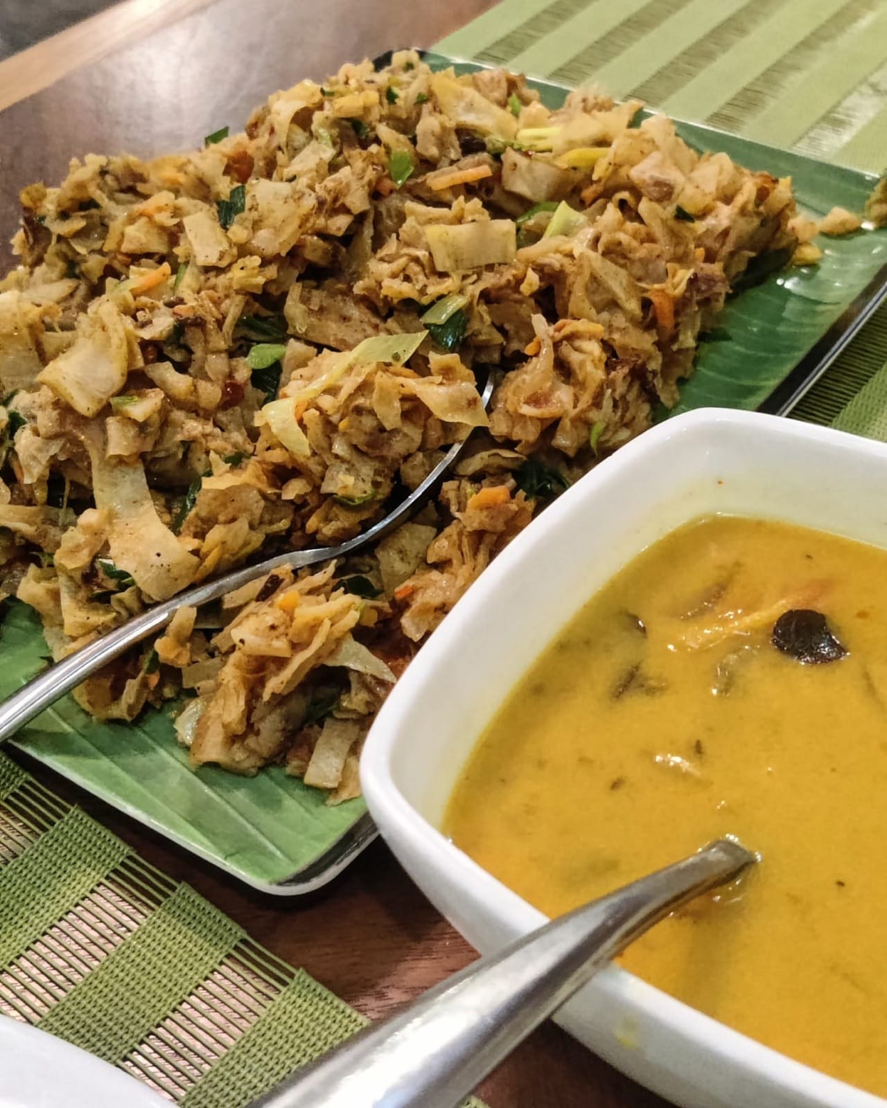 Kottu roti and curry served on a banana leaf plate in Sri Lanka